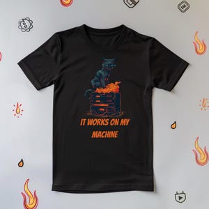 Camiseta "En mi máquina funciona", regalo divertido para programadores con temática de gatos, camiseta con humor para desarrolladores sobre depuración, gráfico de servidor en llamas para ingenieros de software.