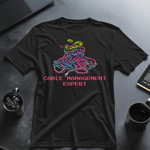 Camiseta de experto en gestión de cables, camiseta con serpiente de cable de pixel art de 16 bits, regalo divertido para técnicos informáticos y constructores de PC, ingenieros de redes.