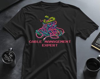Kabel-Design-Experte Shirt, 16-Bit Pixel Art Wire Snake Tee, lustiges IT Support & PC Bagger Geschenk für Netzwerktechniker
