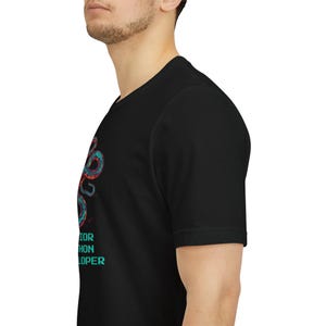 Senior Python Programmierer Shirt, Cyberpunk Schlange Tattoo T-Shirt, lustiges Python Coder Geschenk für Software-Ingenieure und Datenwissenschaftler Bild 5