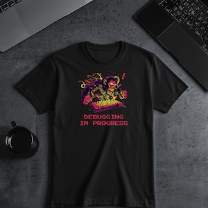 Maglietta con la scritta "Debugging in corso", divertente maglietta con scimmia programmatrice, regalo per sviluppatori, programmatori e ingegneri del software.