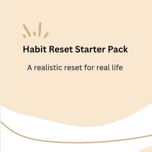 Op de afbeelding: Een lichtbeige afbeelding met de tekst "Habit Reset Starter Pack" en "A realistic reset for real life". De woorden "Printable PDF bundle" staan onderaan. Het ontwerp bevat abstracte vormen.