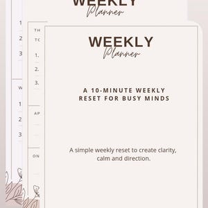 Op de afbeelding: Een stapel weekplanners met een zacht, neutraal kleurenpalet. De bovenste planner toont de woorden "WEEKLY Planner" in een stijlvol lettertype. De tekst "A 10-MINUTE WEEKLY RESET FOR BUSY MINDS" is ook zichtbaar, samen met de zin "Clarity over control."