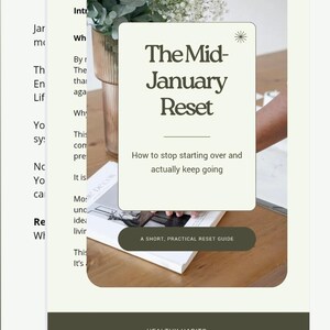 Op de afbeelding: Een digitale afbeelding met de tekst "The Mid-January Reset" en de slogan "Hoe te stoppen met opnieuw te beginnen en daadwerkelijk door te gaan." De afbeelding is een gids voor gezonde gewoonten.