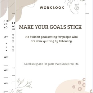 Op de afbeelding: Een witte werkmap met de titel "MAKE YOUR GOALS STICK" in een modern lettertype. De omslag heeft beige en grijze abstracte vormen en bloemenlijntekeningen. De tekst luidt "No bullshit goal setting for people who are done quitting by February."