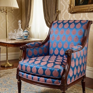 Peut inclure: Fauteuil classique avec une structure en bois foncé et un tissu bleu orné d'un motif de gouttes rouges. Le fauteuil est dans une pièce avec un tapis à motifs et une table avec une lampe.