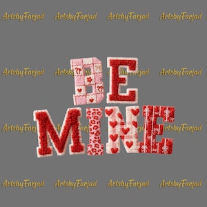 Puede incluir: Un letrero decorativo que deletrea "BE MINE" en una fuente lúdica. Las letras están texturizadas con varios patrones, incluyendo corazones, estampado de leopardo y diseños florales, en tonos de rojo, rosa y blanco. El fondo es gris sólido.