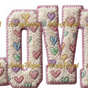 Puede incluir: Un letrero decorativo que deletrea "LOVE" con un fondo texturizado blanquecino. Cada letra está adornada con corazones pastel bordados en rosa, azul, amarillo y verde. Las letras están delineadas en rosa con el texto "ArtsbyFarjad" en dorado.