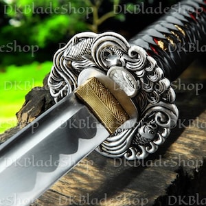 Katana giapponese realizzata a mano - Acciaio al carbonio 1045 a codolo intero con tsuba argentata a onde e pesci e fodero nero maculato.