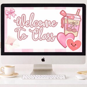 Könnte beinhalten: Ein Desktop-Computer zeigt eine rosa-weiße Grafik mit dem Text "Welcome To Class". Das Bild enthält eine rosa Schleife, ein Getränk mit Kirschen, ein Herz und einen Umschlag. Eine rosa Vase mit Rosen, eine Teetasse und eine Tastatur befinden sich im Vordergrund.