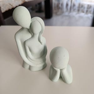 Minimalistisk familjefigur – handgjord par- och barnskulptur, modern hyllkonsoldekor