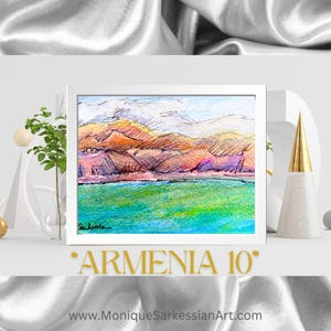 Może przedstawiać: Akwarela przedstawiająca pasmo górskie z turkusowym jeziorem na pierwszym planie. Góry są w odcieniach brązu, pomarańczy i fioletu. Obraz jest podpisany "Sakisian" w lewym dolnym rogu i zatytułowany "Armenia 10" w dolnej części środkowej.
