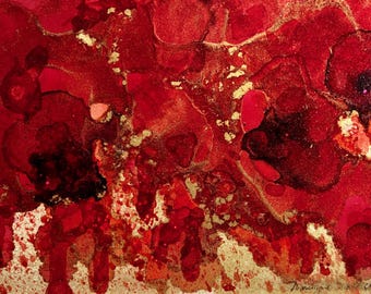 Op de afbeelding: Abstract kunstwerk met een textuur. Het kunstwerk gebruikt een rood kleurenpalet met verschillende tinten en texturen, geaccentueerd door gouden vlekken. De compositie heeft een vloeiend, organisch gevoel, met gebieden van diep karmijnrood en lichtere, meer doorschijnende tinten.