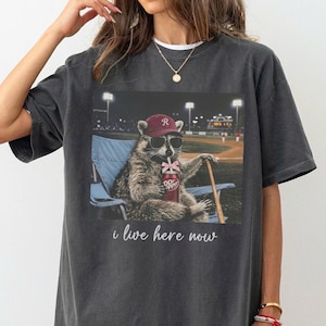 Komfortfärger Rolig tvättbjörn Jag bor här nu T-shirt, Mörk bollplan T-shirt, Basebollplan, Tvättbjörn som dricker Dr. Pepper T-shirt, Baseball Mama T-shirt