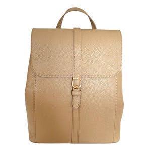 Può includere: Zaino in pelle color beige con manico superiore e chiusura a patta assicurata da un cinturino e fibbia color oro. La borsa ha una superficie strutturata e un design semplice e classico. Adatto all'uso quotidiano.