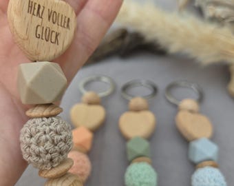 Llavero de corazón de madera – Regalo personalizado con mensaje del Día de la Madre – Grabado de "Mamá" o nombre en la cuenta de madera