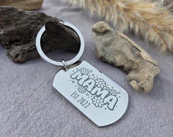 Colgante personalizado de acero inoxidable con la palabra "Mamá" y nombre o fecha: el regalo perfecto para el Día de la Madre.