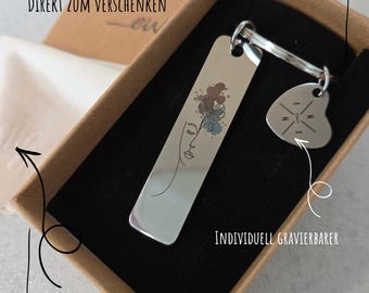 Llavero personalizado de acero inoxidable con grabado – Diseño lineal con flor – Regalo – Colgante inicial en forma de corazón – Diseño minimalista