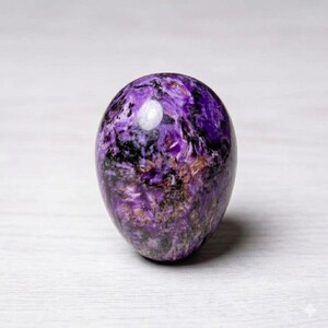 Natuurlijke charoiet-eisteen, gepolijst paars charoiet-kristalei, genezend kristaldecor, zeldzame edelsteencadeau, verzamelstuk