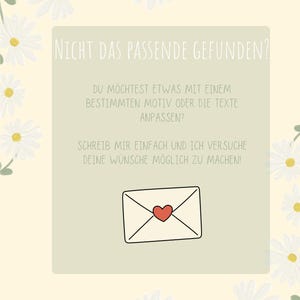 May include: A light yellow rectangular sign featuring white daisy illustrations with yellow centers along the edges. The center contains a sage green box with the German text: NICHT DAS PASSENDE GEFUNDEN? DU M&Ouml;CHTEST ETWAS MIT EINEM BESTIMMTEN MOTIV ODER DIE TEXTE ANPASSEN? SCHREIB MIR EINFACH UND ICH VERSUCHE DEINE W&Uuml;NSCHE M&Ouml;GLICH ZU MACHEN! Below the text is a white envelope icon with a red heart.