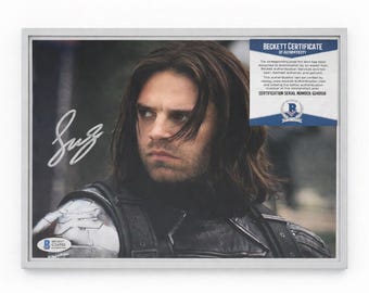 Fotografía firmada a mano por Sebastian Stan 8x10 Autografiada BAS COA