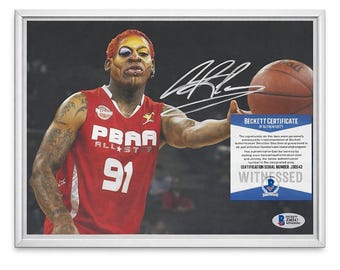 Fotografía firmada a mano por Dennis Rodman y autografiada por Beckett COA