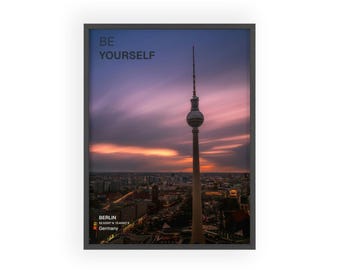 Berliner Fernsehturm-Poster mit Holzrahmen | Sonnenuntergangs-Skyline der Stadt mit Motivationszitat