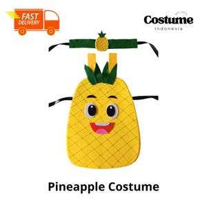 Puede incluir: Un disfraz de piña amarillo con una cara sonriente, ojos negros y boca roja. El disfraz incluye una diadema verde con una piña pequeña y correas negras. El texto "Pineapple Costume" está en la parte inferior.