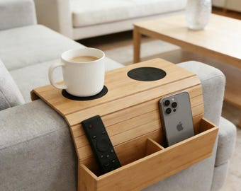 Vassoio per braccioli del divano in bambù personalizzato, organizer pieghevole per braccioli del divano, tavolino da divano staccabile, antiscivolo e impermeabile per bevande, snack e telecomando