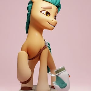 Könnte beinhalten: Eine hellbraune Ponyfigur mit türkisfarbenem Haar und eine passende Vogelfigur. Das Pony trägt einen braunen Gurt. Der Vogel ist weiß mit türkisfarbenen Flügeln und einem grünen Hut. Beide Figuren stehen auf einer grauen Plattform vor rosa Hintergrund.