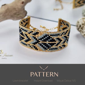 Può includere: Un braccialetto largo di perline con un motivo geometrico nero, oro e grigio. Il braccialetto ha dettagli in metallo color oro e una chiusura a catena. L'immagine include anche il testo "PATTERN" e il logo del marchio "Seven Heaven Jewelry".