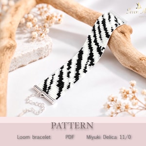 Puede incluir: Una pulsera tejida en telar con un patrón de rayas diagonales en blanco y negro. La pulsera está rematada con terminales de metal plateado y una delicada cadena extensora plateada. El texto en la imagen dice PATTERN, Loom bracelet, PDF, Miyuki Delica 11/0.