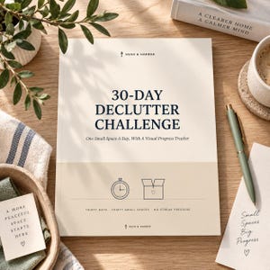 Puede incluir: Un folleto 30-Day Declutter Challenge con cubierta color crema, texto azul oscuro e iconos de línea. La cubierta presenta el título, el subtítulo One Small Space A Day, With A Visual Progress Tracker y el texto Thirty Days, Thirty Small Spaces, No Streak Pressure.
