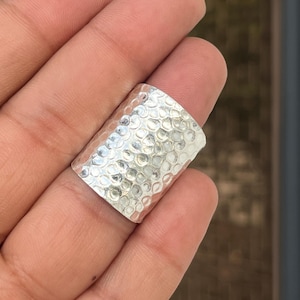 Gehamerde zilveren ring, brede bandring, sterlingzilveren sigarenband, getextureerde zilveren ring voor vrouwen, dikke statementring, minimalistische ring