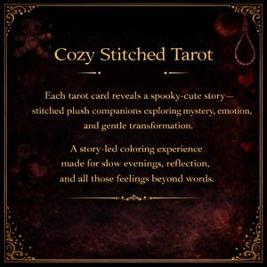 Peut inclure: Image de fond marron fonc&eacute; avec le texte "Cozy Stitched Tarot" en or. Le texte d&eacute;crit une exp&eacute;rience de coloriage avec des compagnons en peluche cousus explorant le myst&egrave;re et l'&eacute;motion.