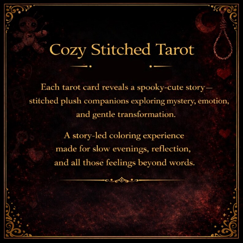 Peut inclure: Image de fond marron fonc&eacute; avec le texte "Cozy Stitched Tarot" en or. Le texte d&eacute;crit une exp&eacute;rience de coloriage avec des compagnons en peluche cousus explorant le myst&egrave;re et l'&eacute;motion.