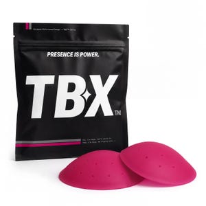 以下が含まれることがあります： 前面に白い文字で「PRESENCE IS POWER.」および「TBX」とプリントされた黒い再封可能なポーチと、滑らかで丸みを帯びた表面に小さな通気孔が開いた、ドーム型のホットピンクのシリコン製インサート2つ。