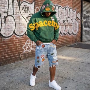 スペースボーイ ユニバーシティグリーン フーディー＆ダメージデニムショーツセット – パッチワークストリートウェアコーディネート