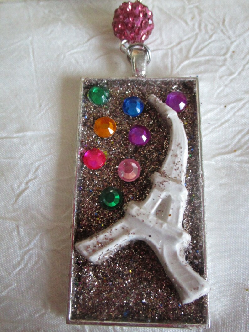 Broche m\u00e9tal argent\u00e9 \u00e9pingle de kilt et c\u00e9ramique Un feu d/'artifice \u00e0 la tour Eiffel