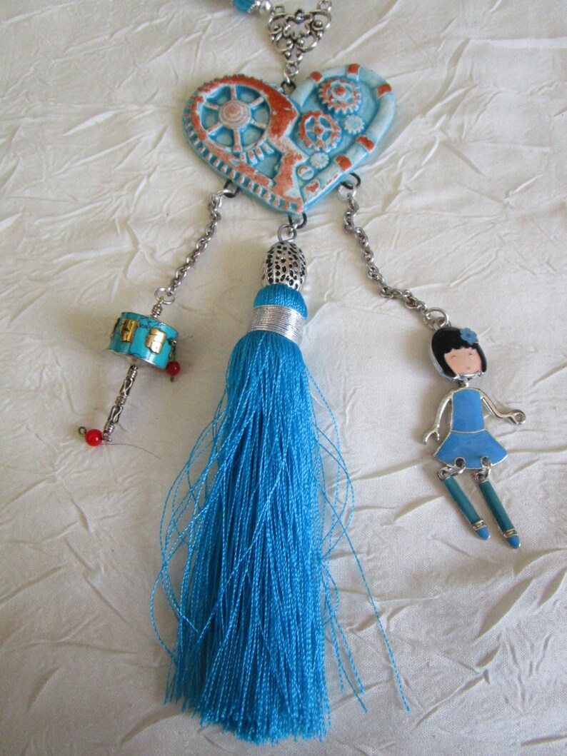 Ravissant collier plastron en perles de verre et m\u00e9daillon argile hippie chic
