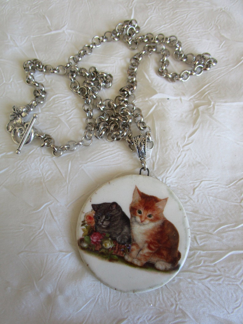 Collier plastron pendentif en c\u00e9ramique,\u00a0\u00ab\u00a0Deux chatons