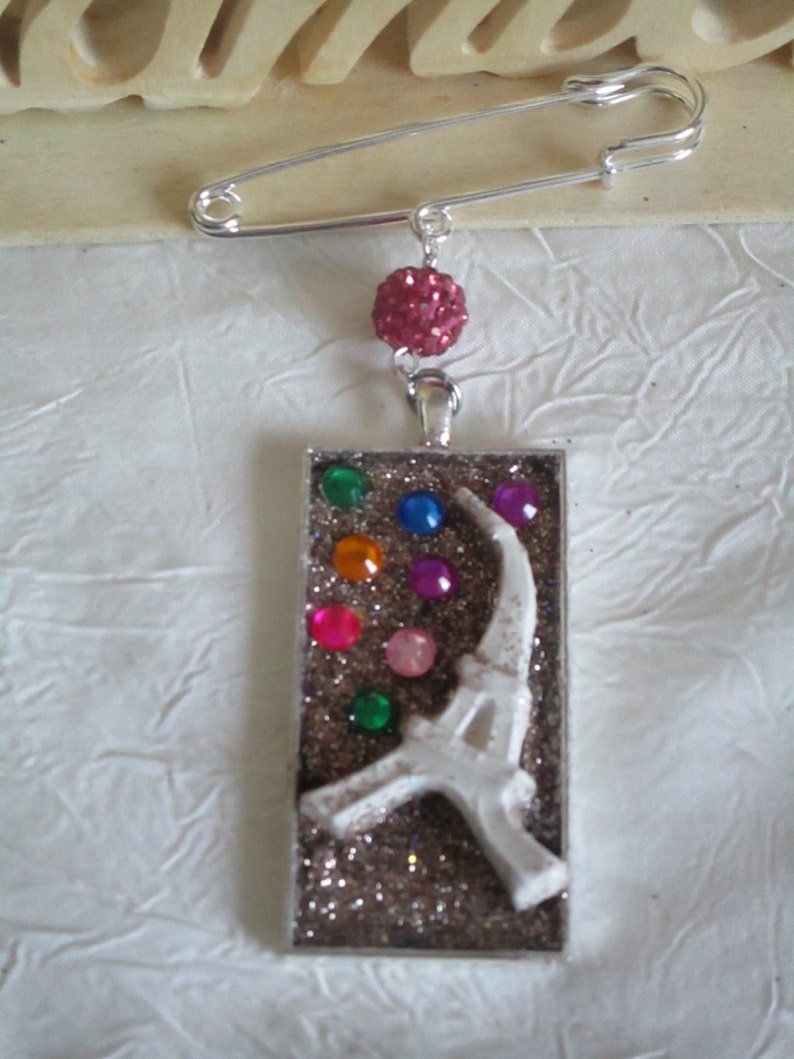 Broche m\u00e9tal argent\u00e9 \u00e9pingle de kilt et c\u00e9ramique Un feu d/'artifice \u00e0 la tour Eiffel