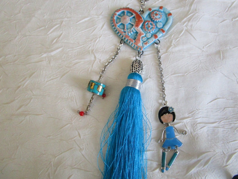 Ravissant collier plastron en perles de verre et m\u00e9daillon argile hippie chic