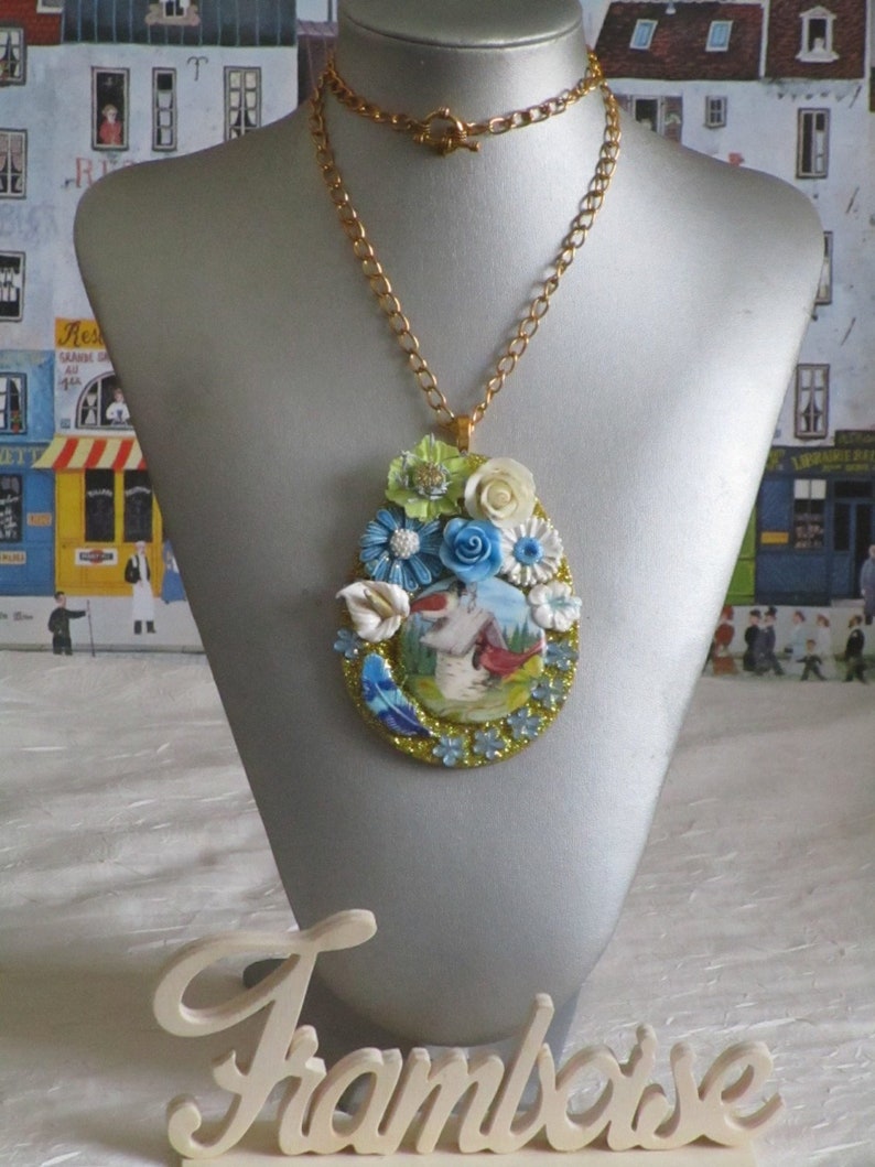 Collier pendentif Un nid au milieu des fleurs