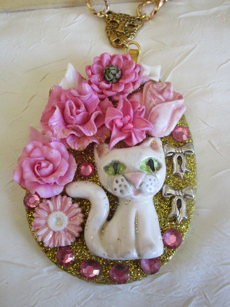 Ravissant collier avec pendentif en bois et c\u00e9ramique Une ravissante petite chatte