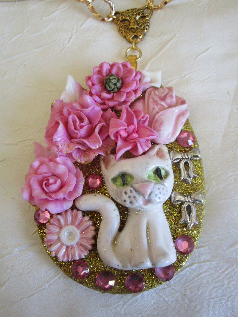 Ravissant collier avec pendentif en bois et c\u00e9ramique Une ravissante petite chatte