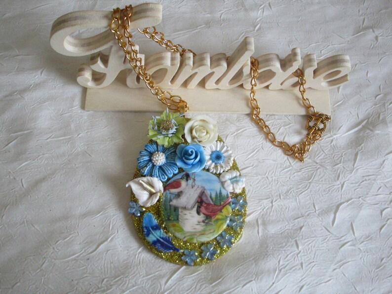 Collier pendentif Un nid au milieu des fleurs