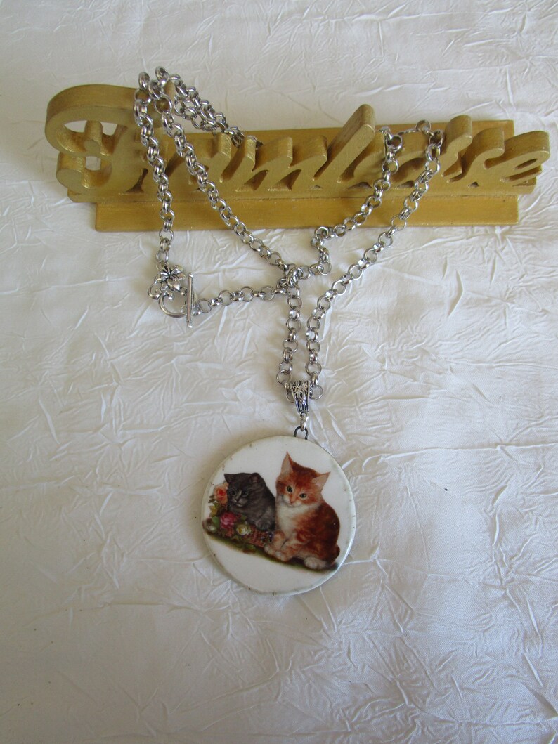 Collier plastron pendentif en c\u00e9ramique,\u00a0\u00ab\u00a0Deux chatons