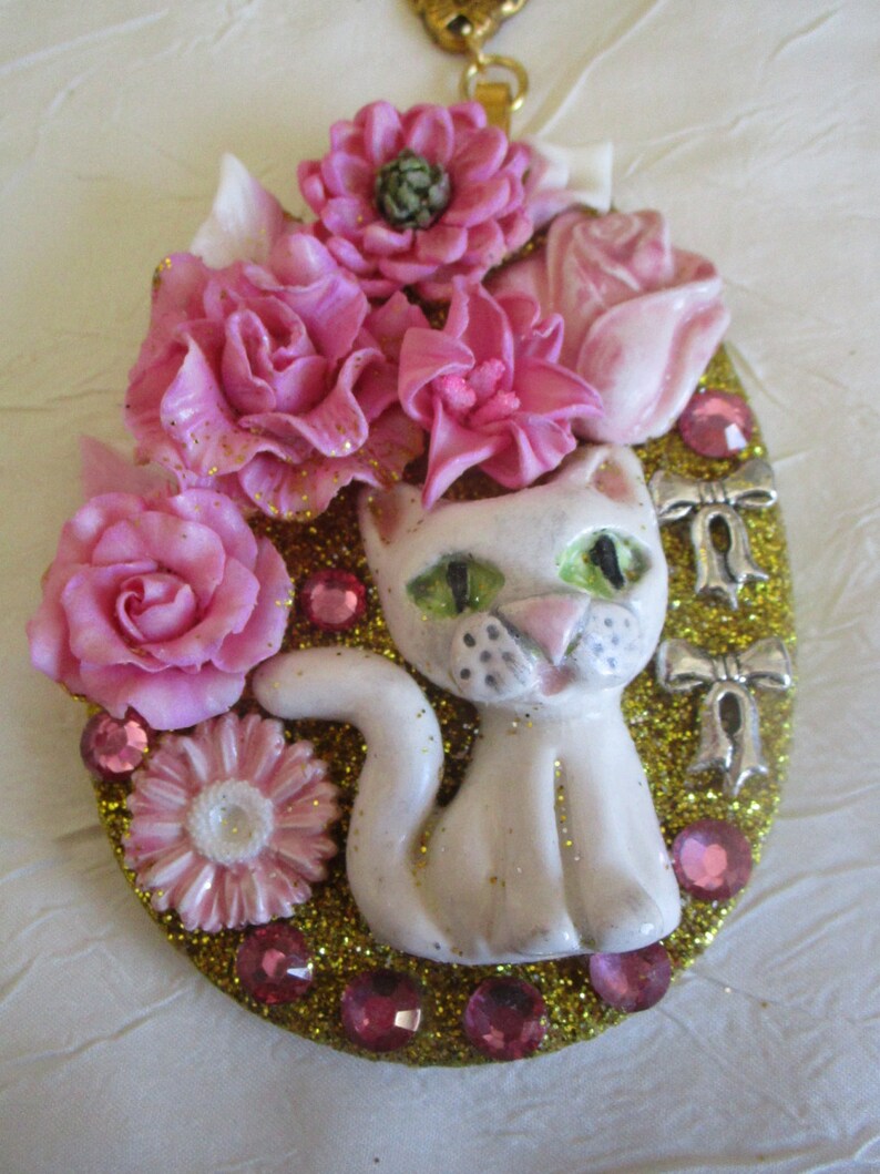 Ravissant collier avec pendentif en bois et c\u00e9ramique Une ravissante petite chatte