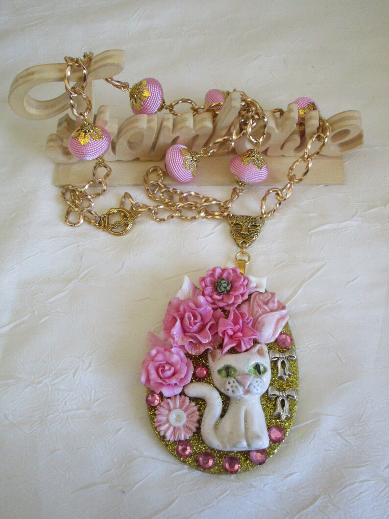 Ravissant collier avec pendentif en bois et c\u00e9ramique Une ravissante petite chatte
